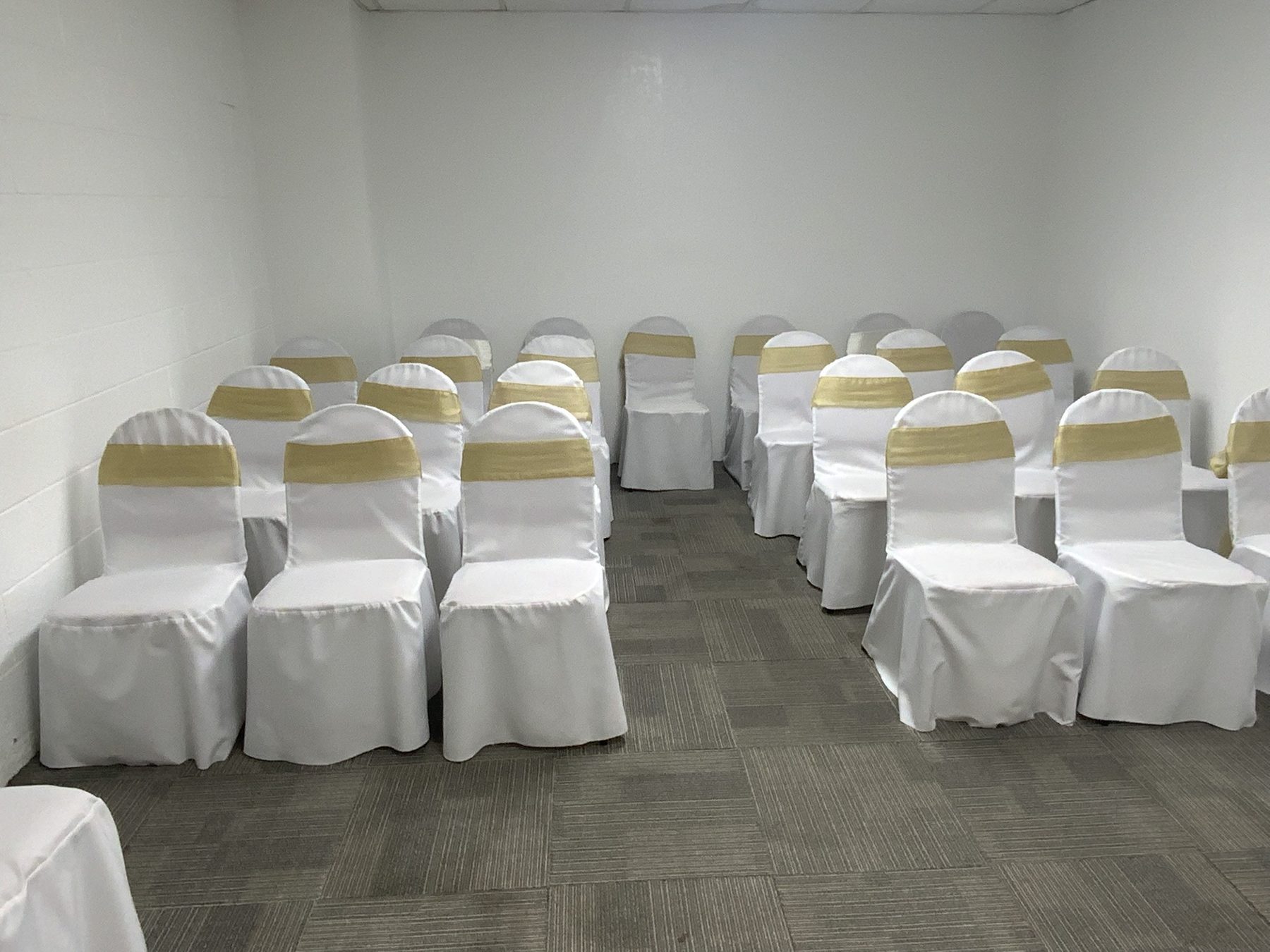 Sillas preparadas para una ceremonia en San Fernando Wedding Chapel